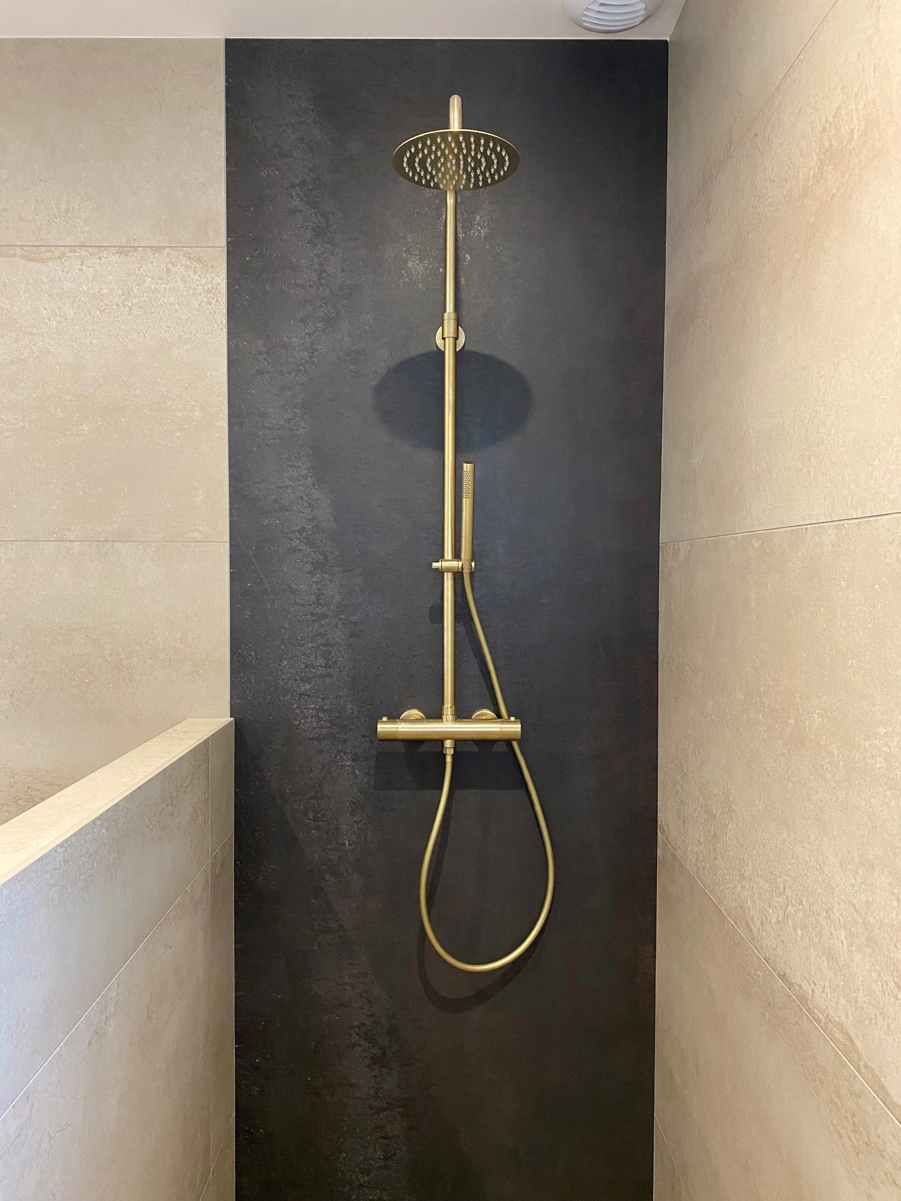 Salle de bain détaillée carrelage taupe effet pierre, mobilier bois — Projet Tremblay rénovation grange