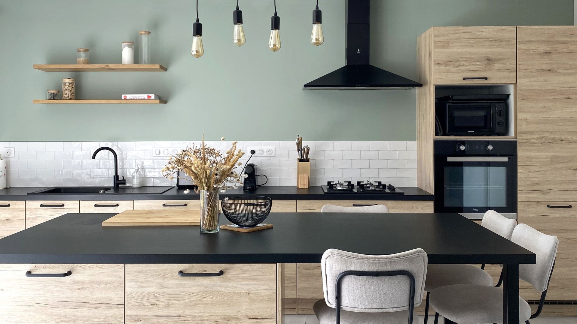 Projet d’architecture intérieure à Rennes – cuisine bois et vert sauge