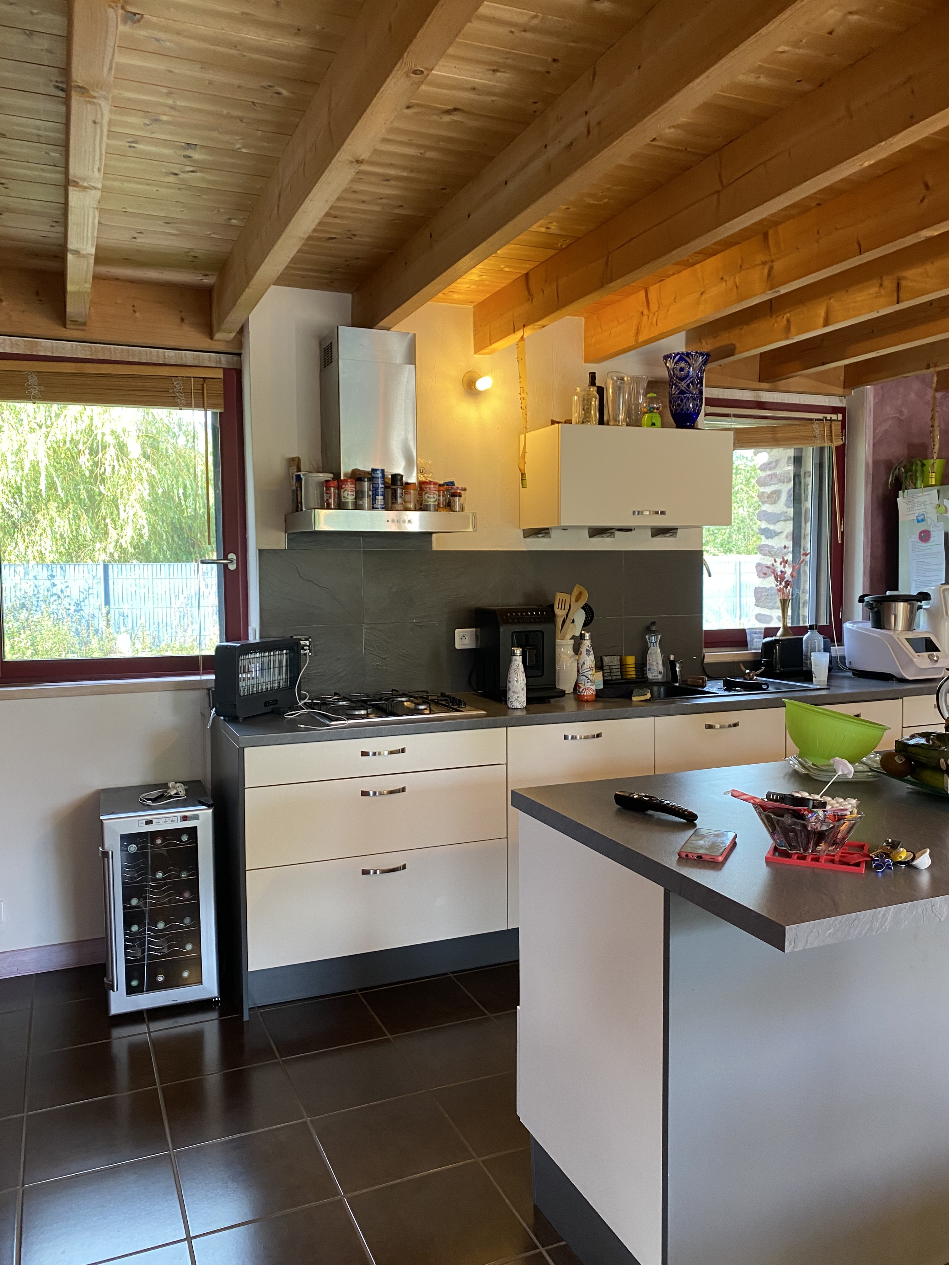 Photo avant travaux de l’espace avec poutres apparentes et pierre ancienne – Projet Talensac rénovation