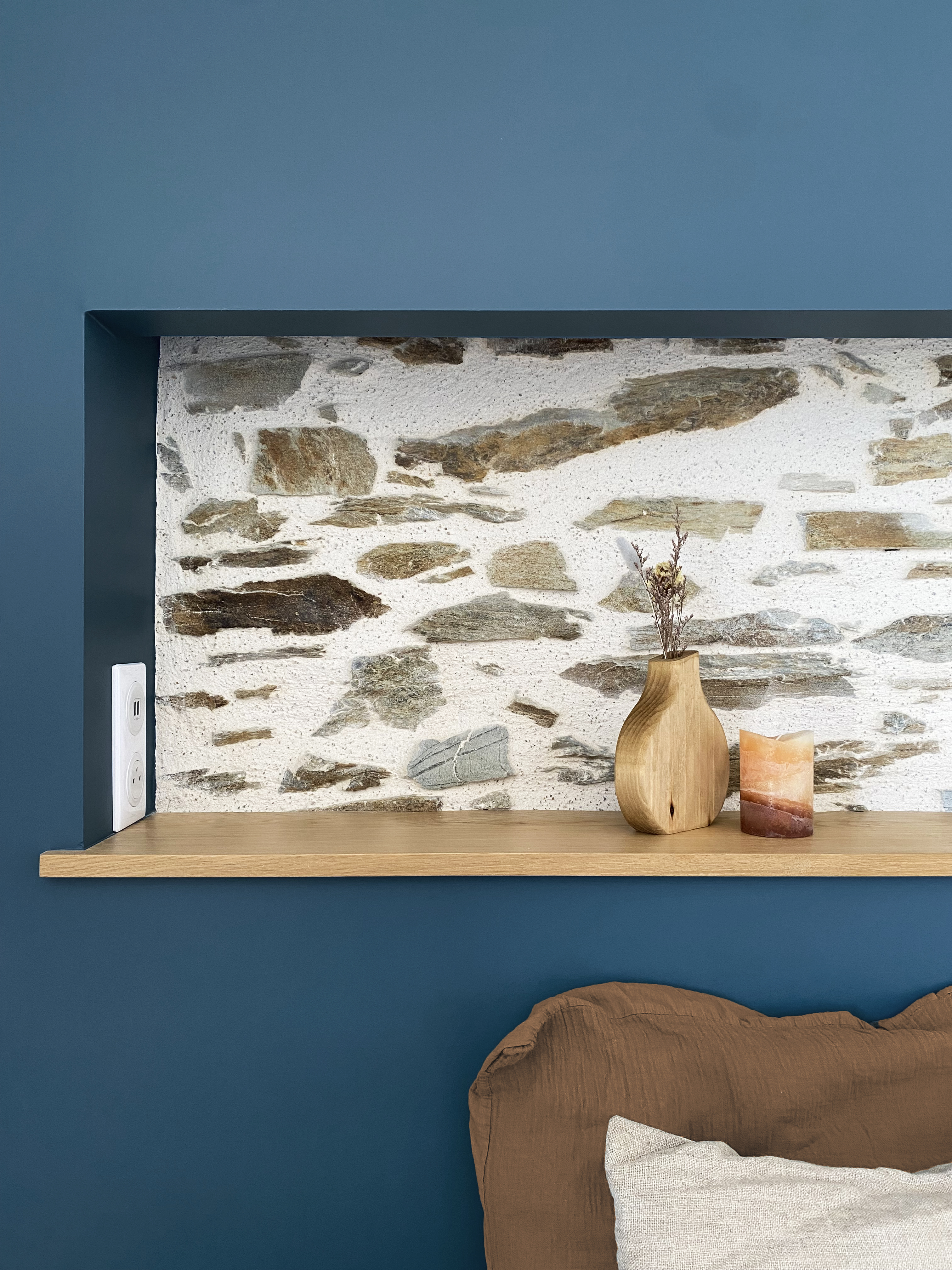 Chambre avec niche pierre et objets décoratifs — Projet Tremblay, décoration intérieure