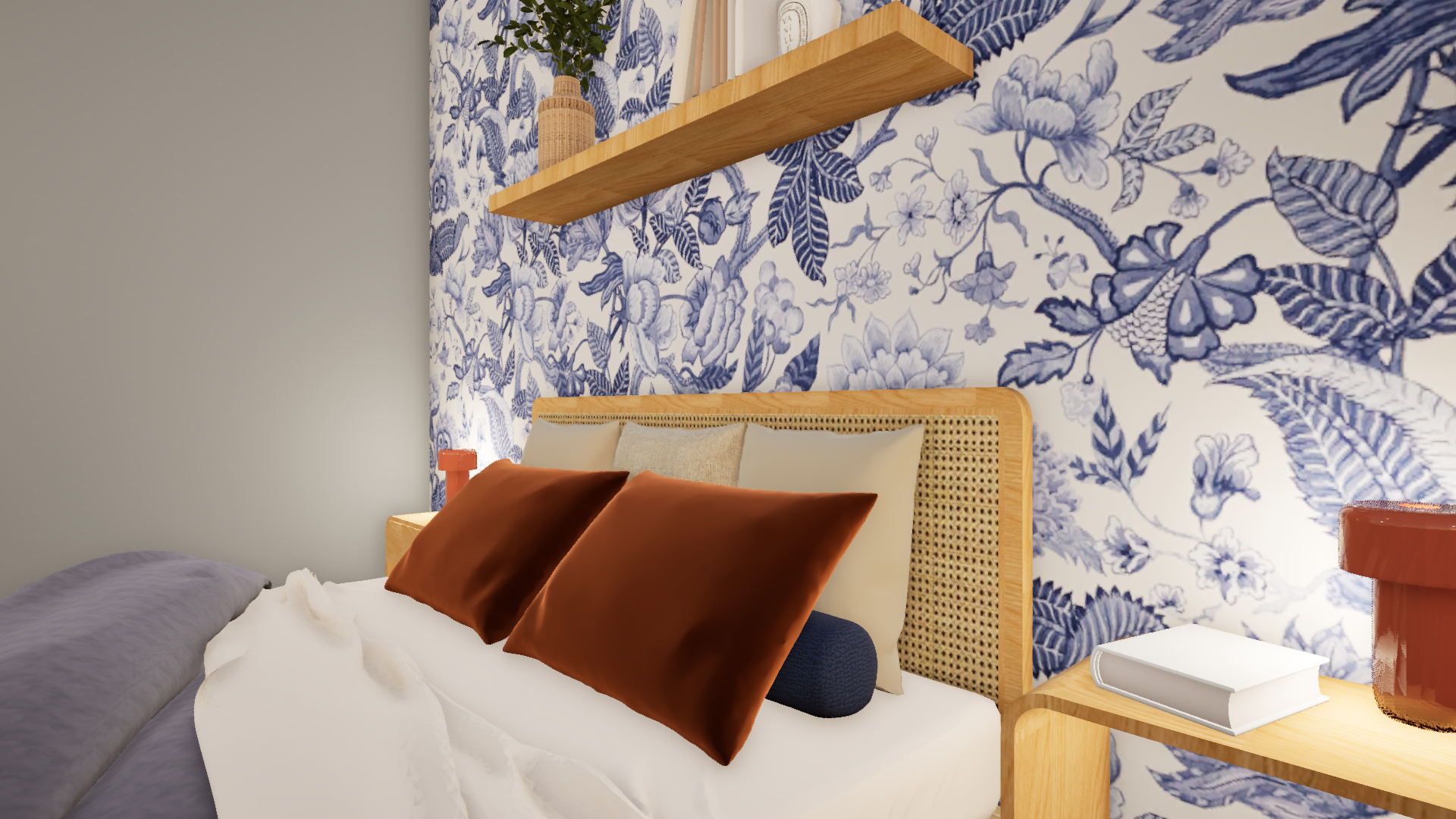 Chambre romantique avec papier peint fleuri bleu, tête de lit en cannage et accessoires terracotta — Projet La Hutte