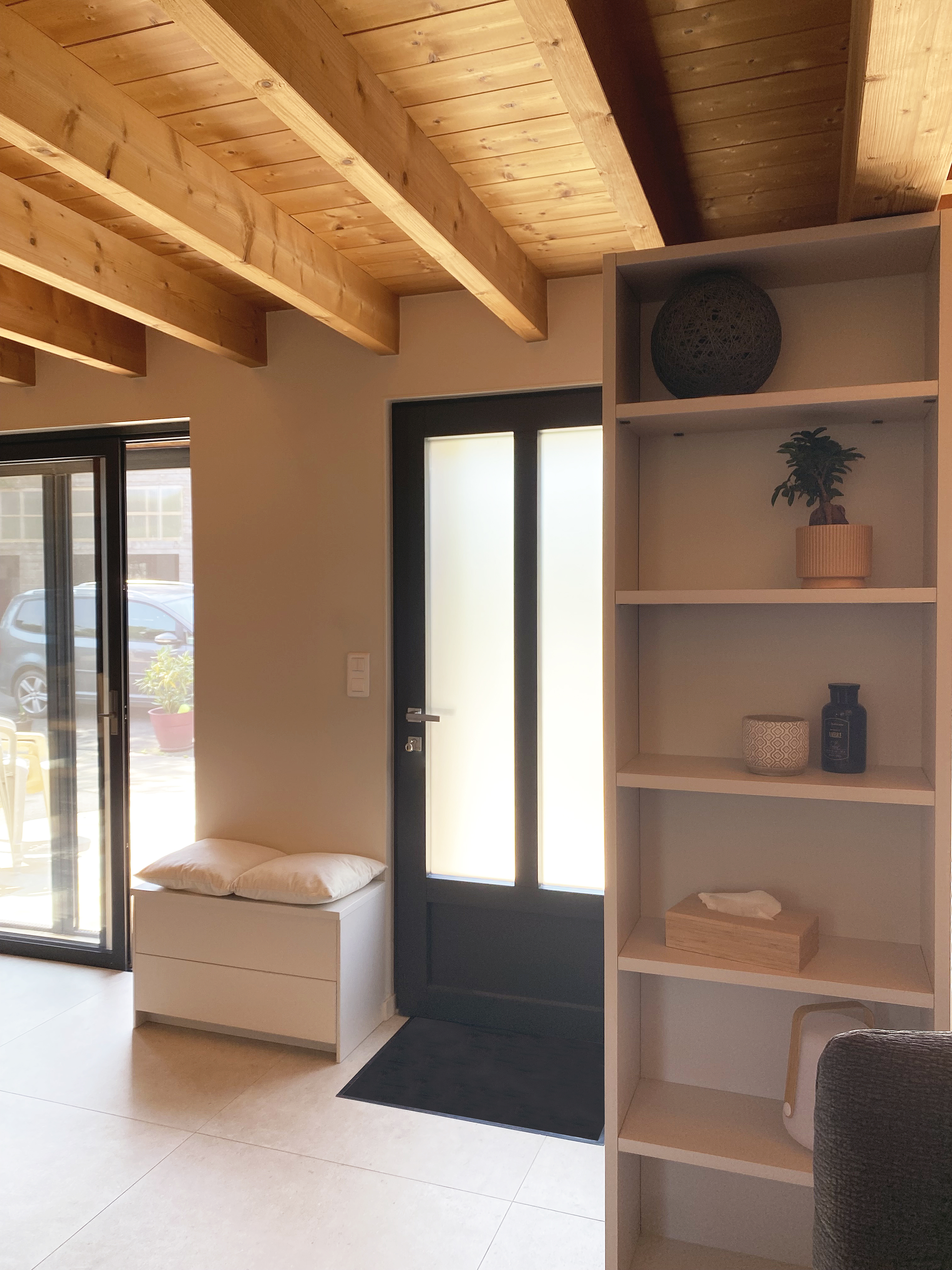 Entrée rénovée avec agencement sur-mesure, niches bois, banquette et poutres apparentes — Projet Talensac, architecture d’intérieur Rennes