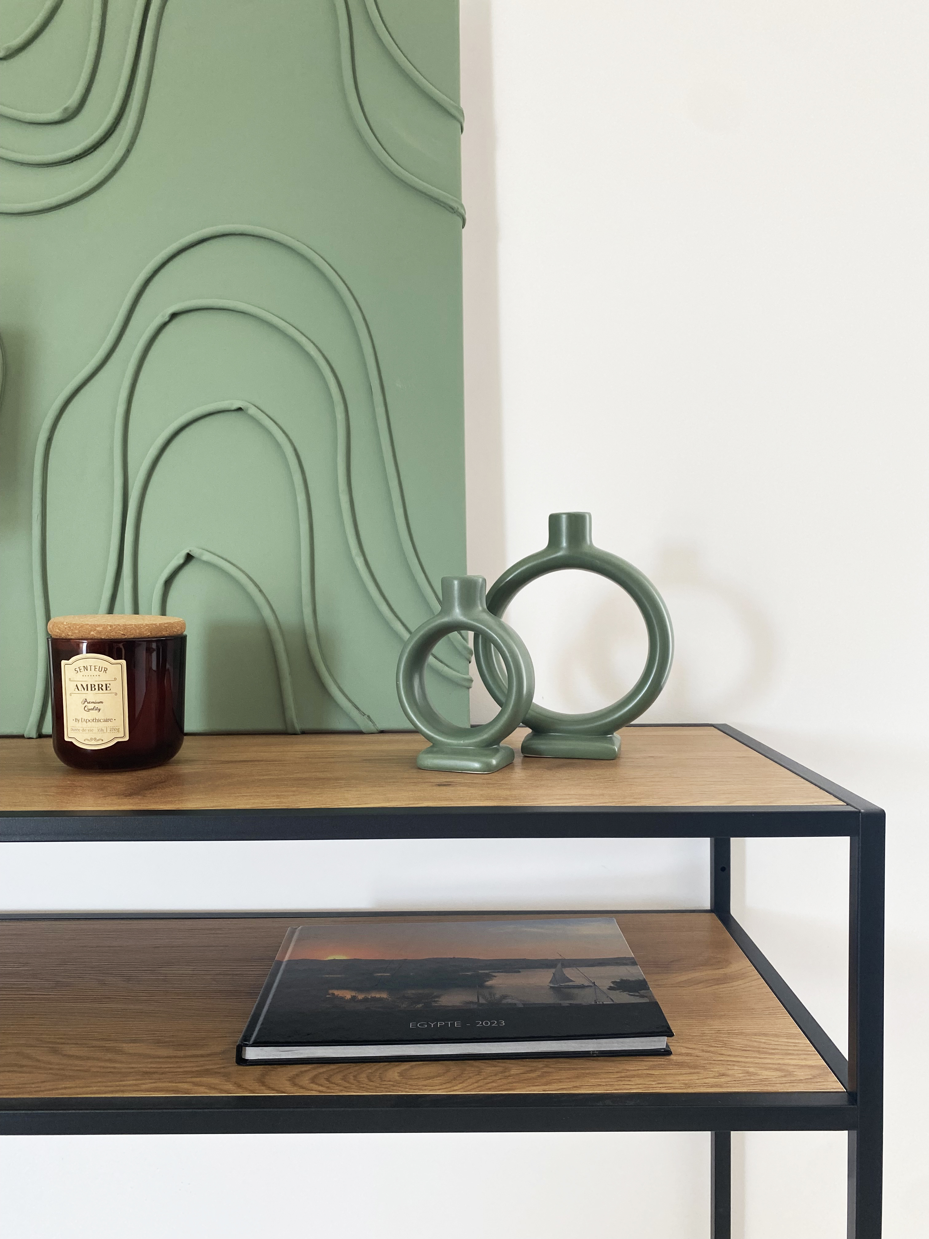 Meuble d’entrée sur mesure en bois et structure métal avec décorations vertes et tableau abstrait — Projet Tremblay, décoration intérieure Rennes