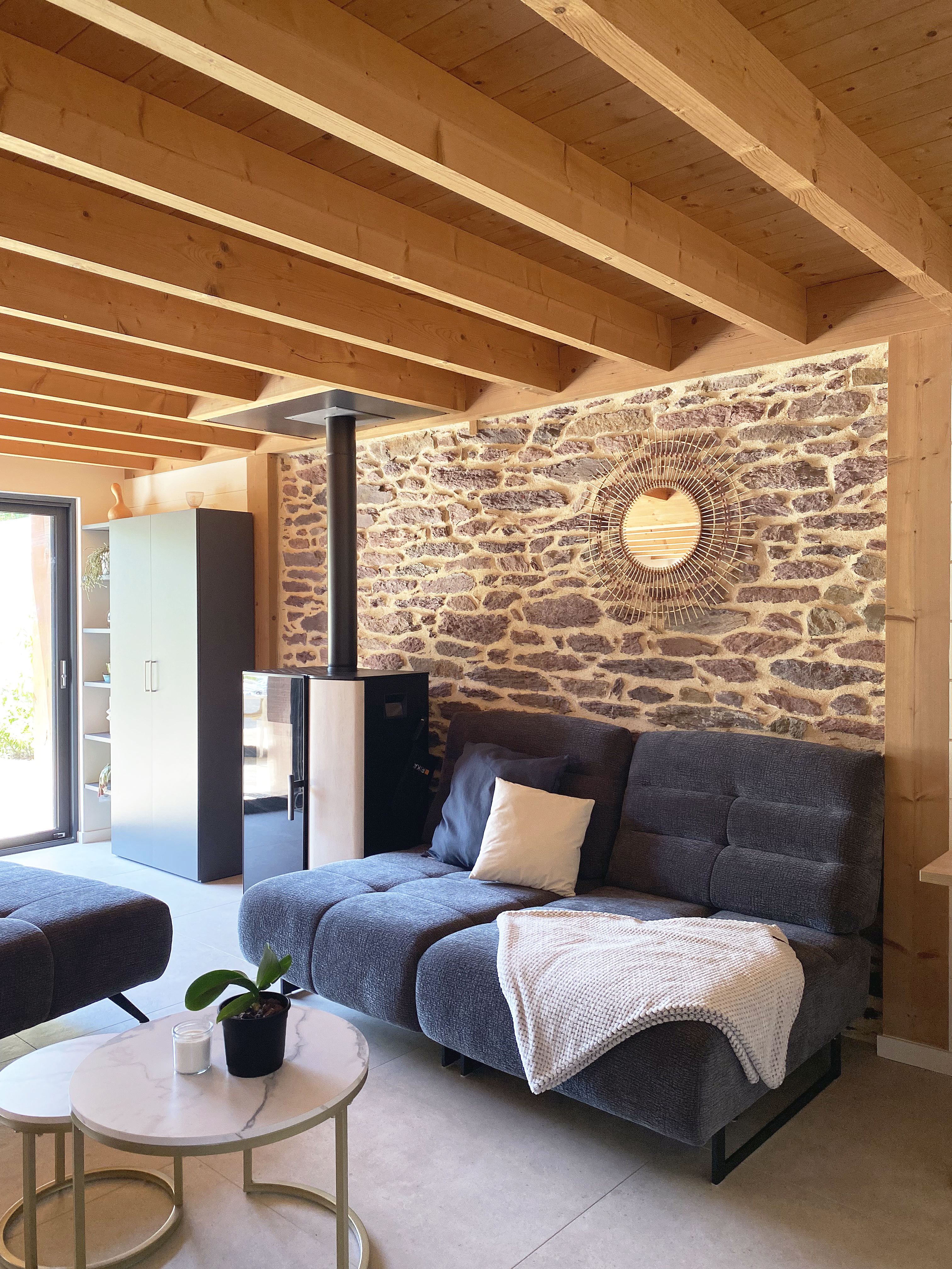 Intérieur salon rénové avec meubles sur-mesure, canapé et mobilier fonctionnel — Projet Talensac