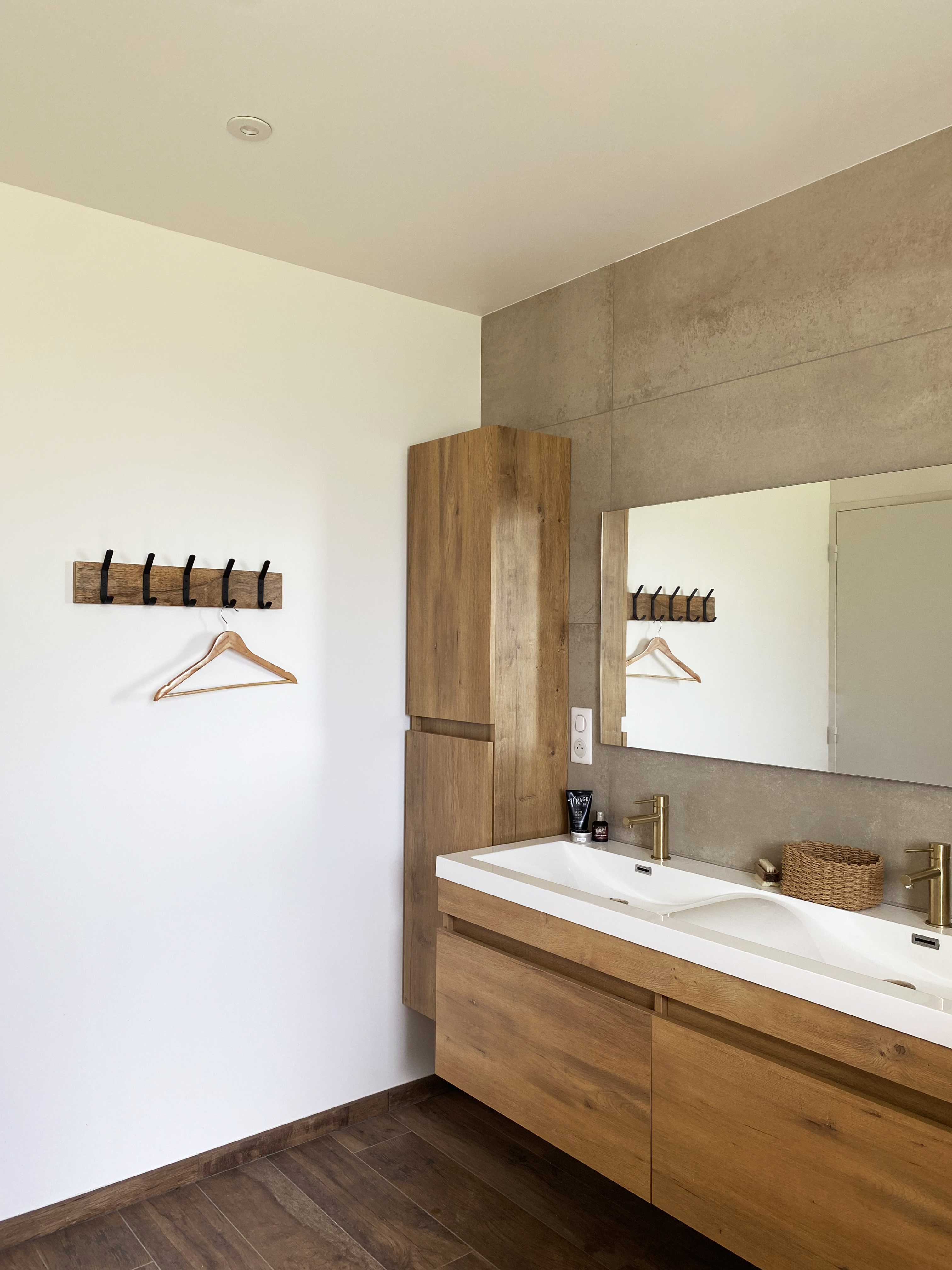 Salle de bain avec carrelage effet pierre taupe, meuble bois, robinetterie laiton — Projet Tremblay, design intérieur