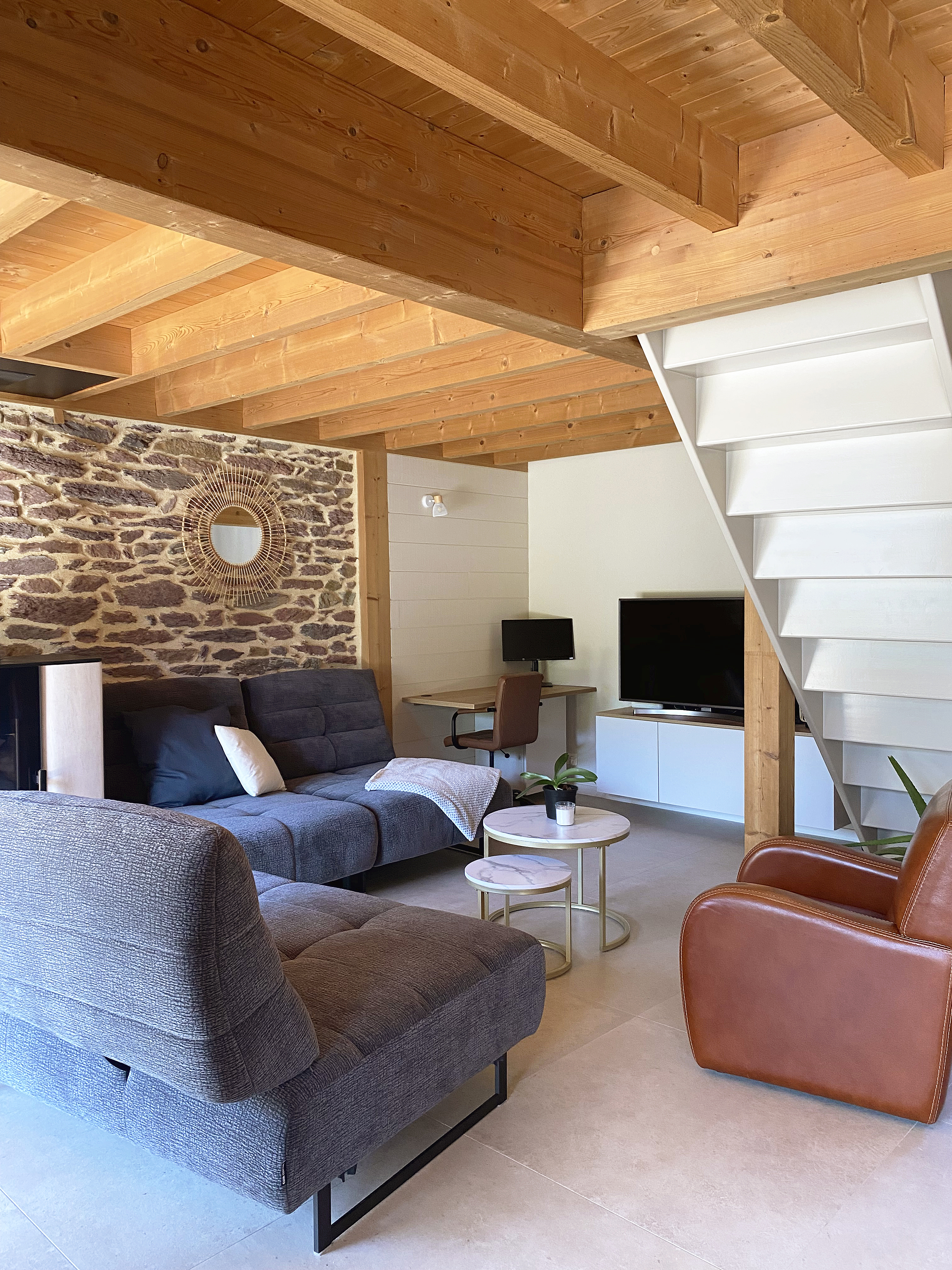 Salon rénové avec agencement sur-mesure et canapés gris — Projet Talensac, espace de vie modernisé