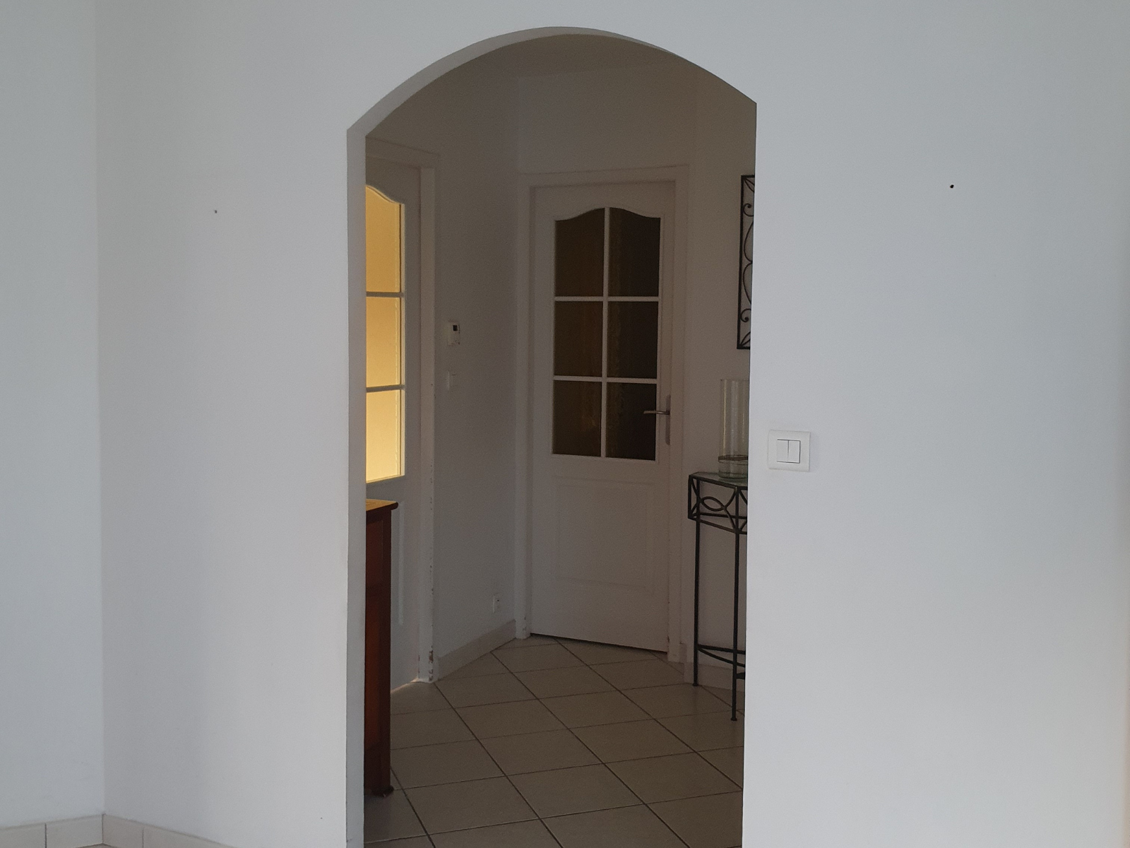 Vue avant et après de l’entrée avec optimisations agencement et déco – projet Bodelière