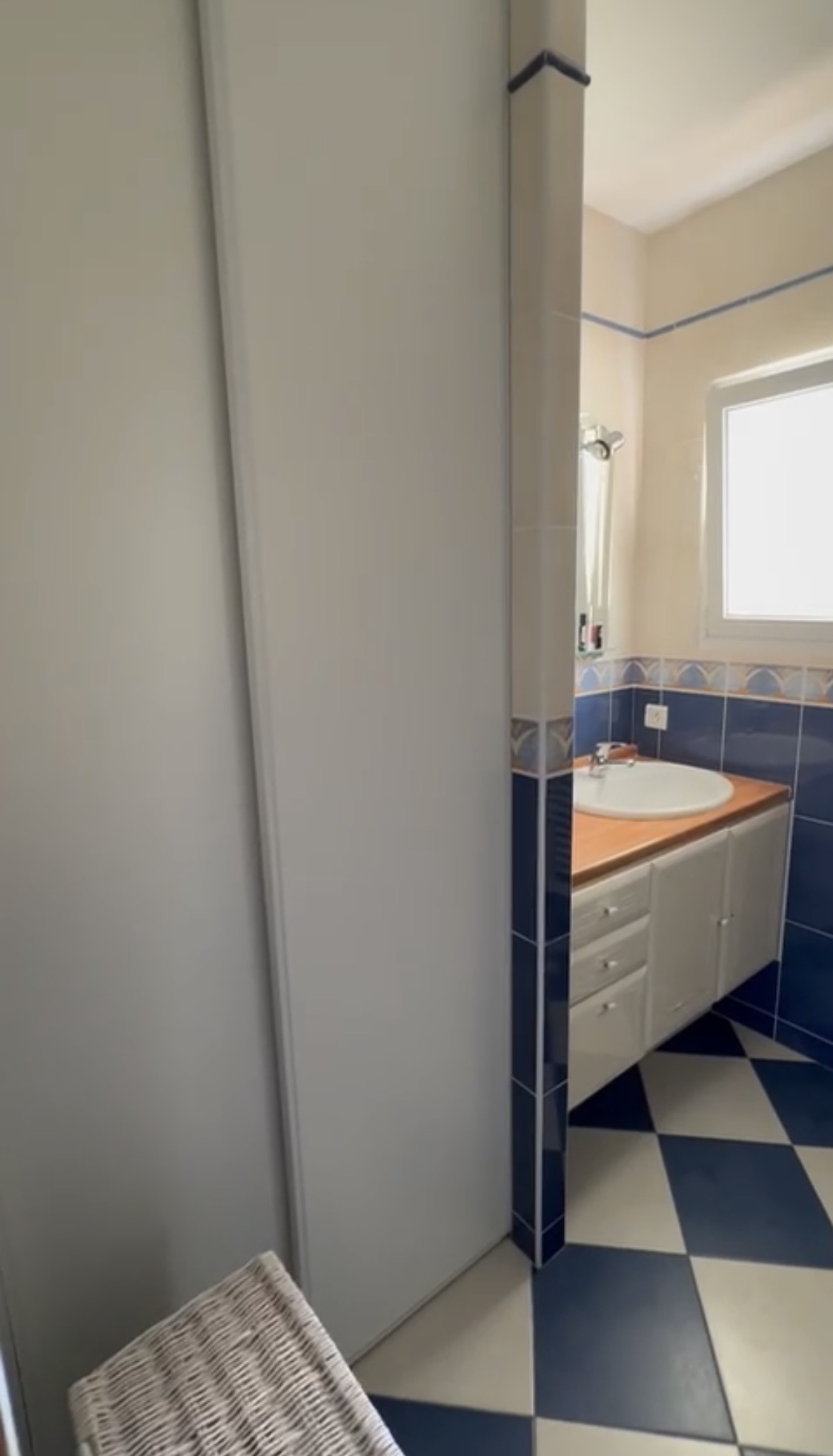 Salle de bain avec carrelage effet pierre calcaire beige, meuble bois — Projet N&C, architecte d'intérieur Rennes