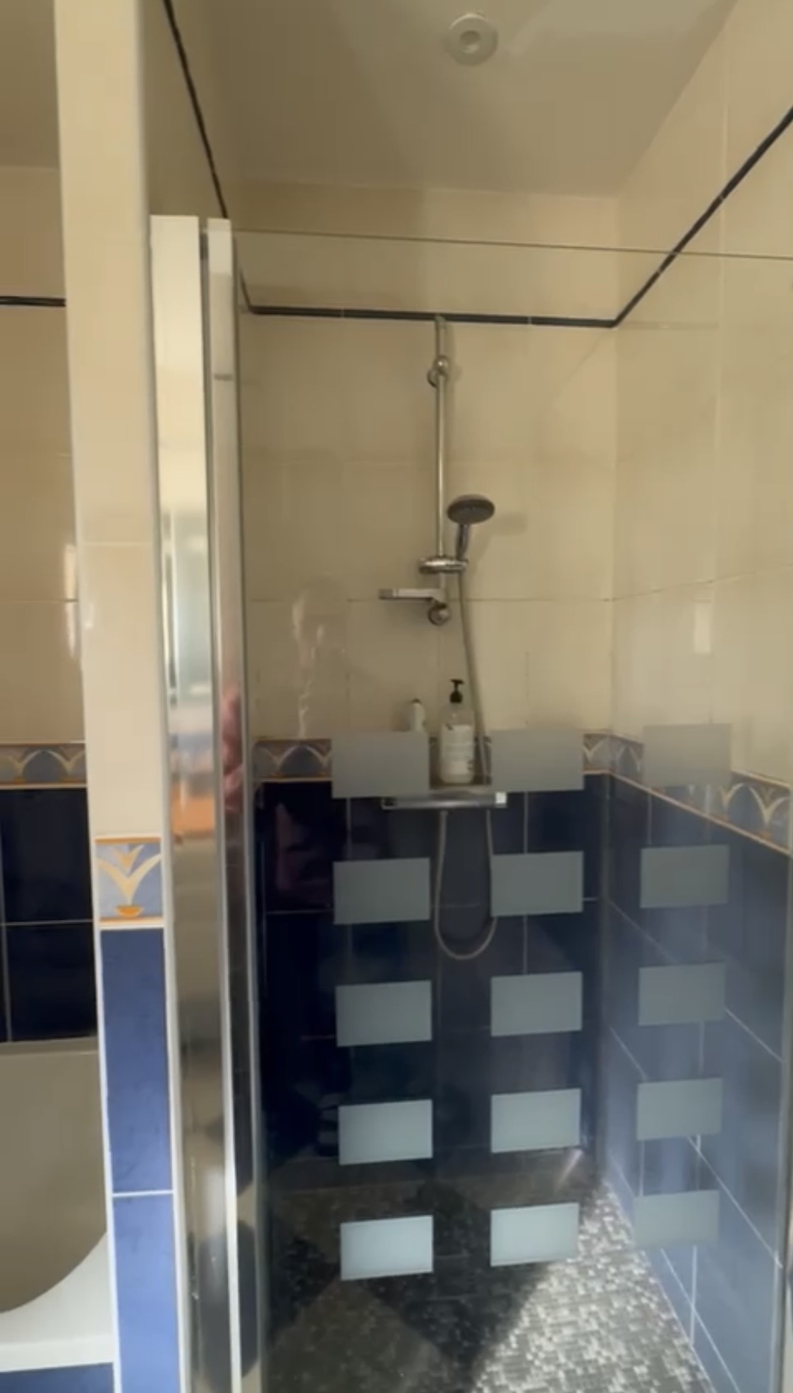 Rénovation douche à l'italienne, carrelage taupe, colonne dorée, paroi vitre Salle de bain bois et terracotta — Projet N&C