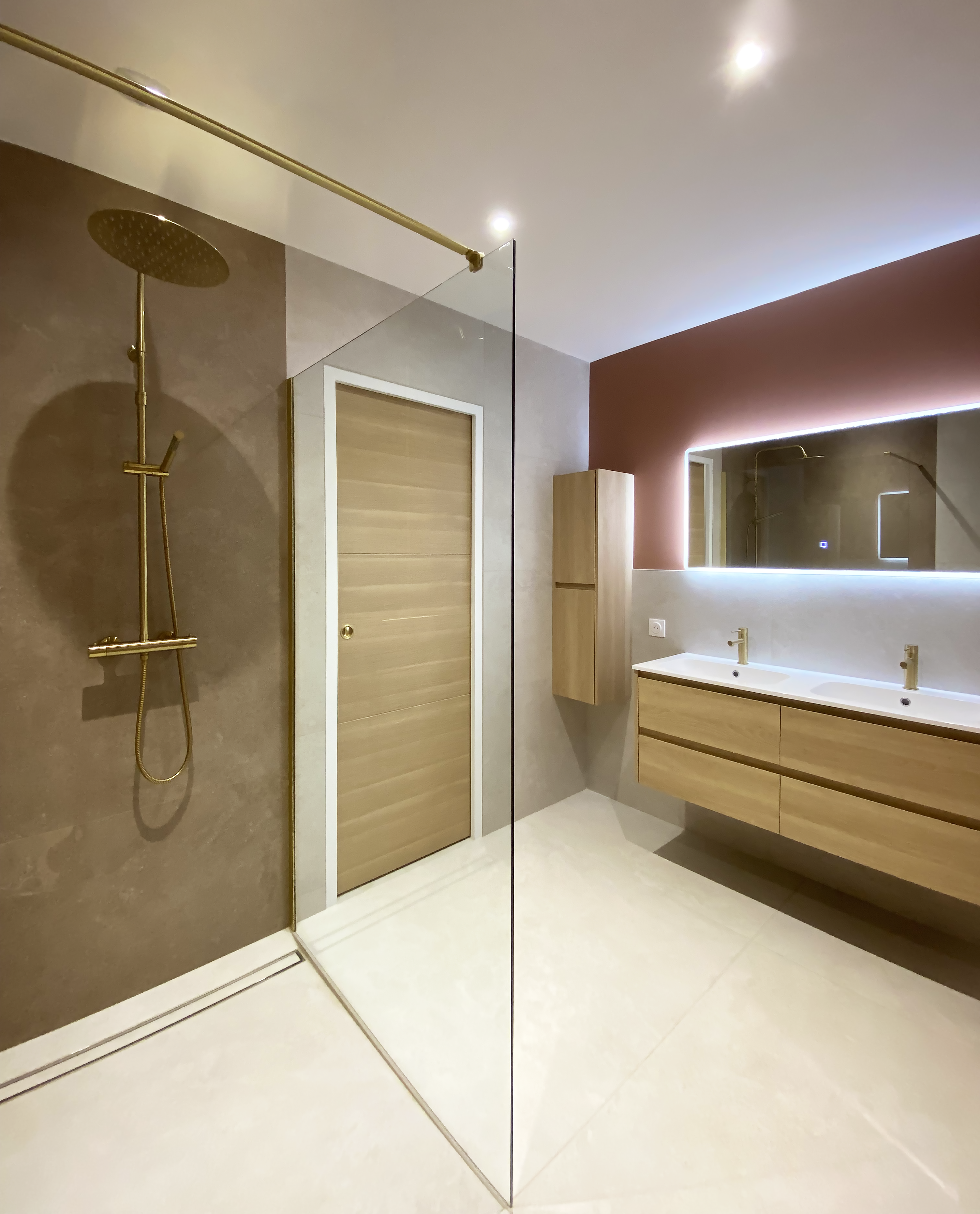 Salle de bain avec carrelage effet pierre calcaire beige, meuble bois, robinetterie dorée — Projet N&C, design intérieur