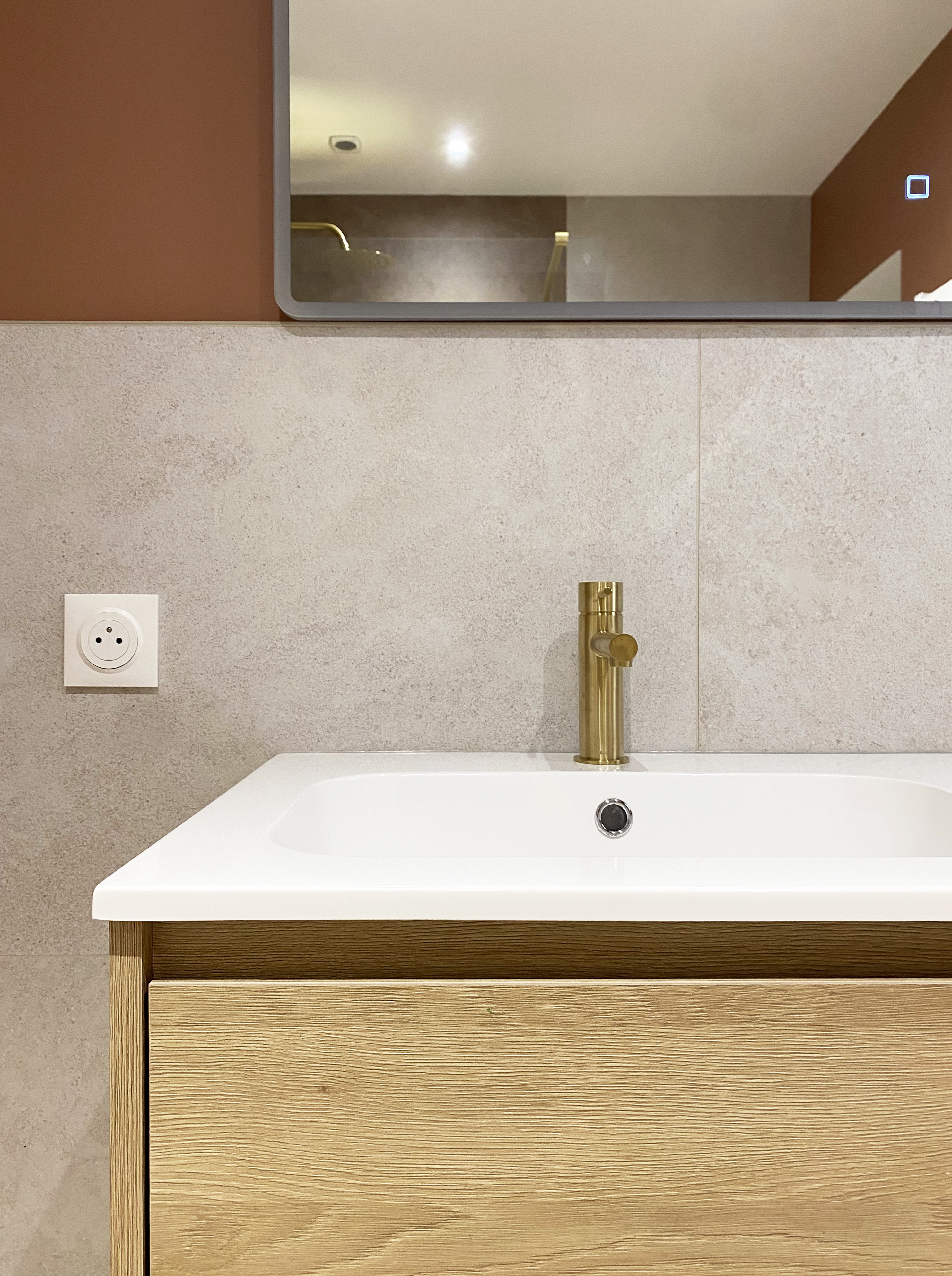 Rénovation salle de bain, carrelage calcaire beige, détails dorés, vasque encastrée céramique et meuble bois — Projet N&C