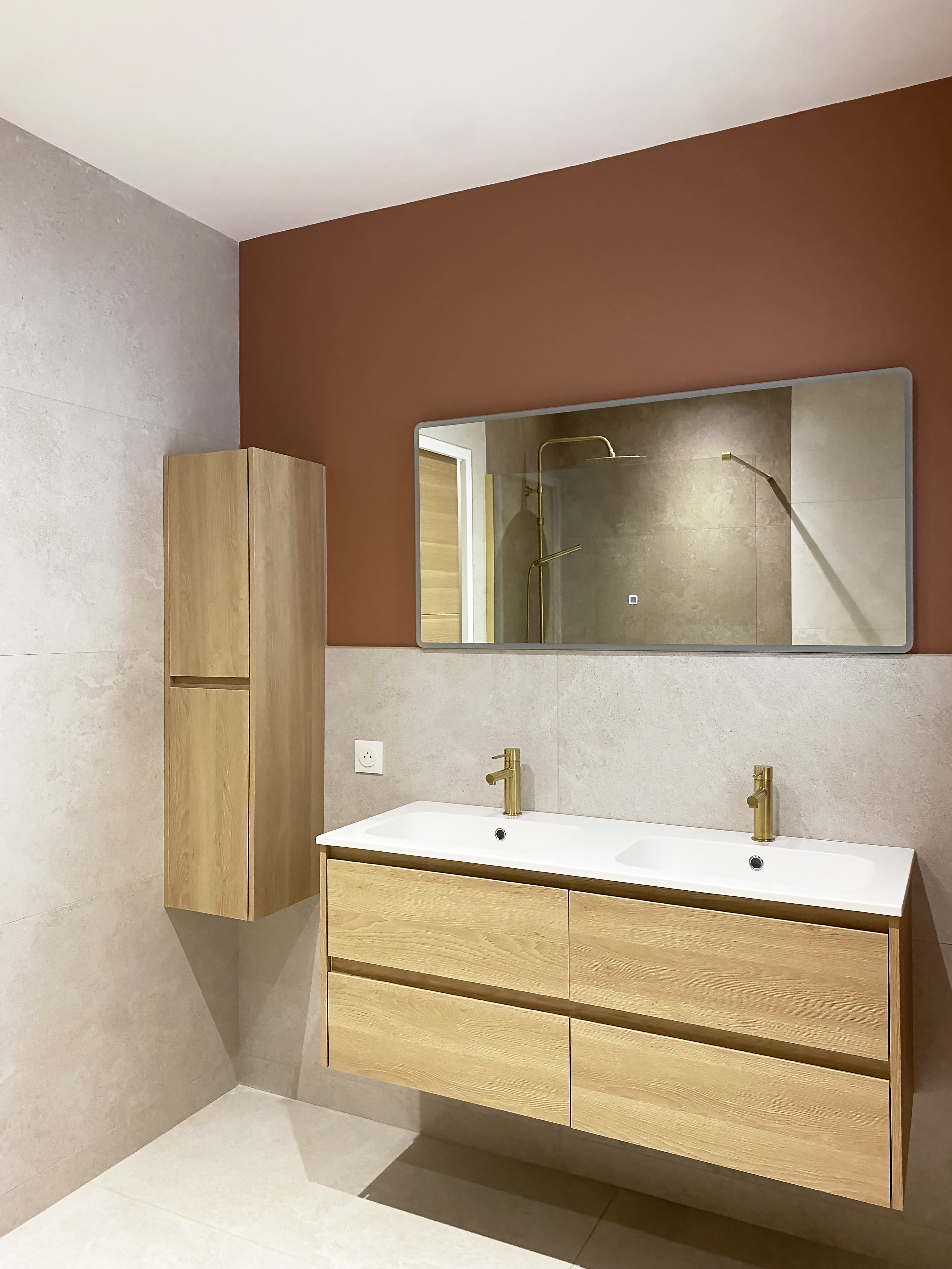 Salle de bain avec carrelage effet pierre calcaire beige, meuble bois, miroir LED — Projet N&C, architecte d'intérieur Rennes