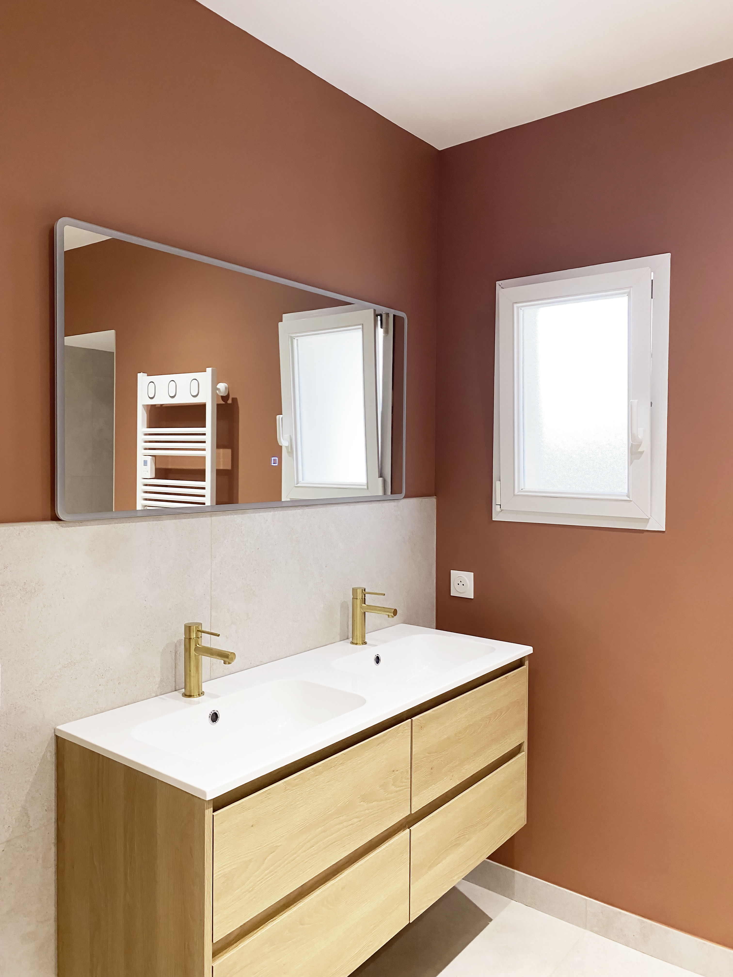 Salle de bain avec carrelage effet pierre calcaire beige, meuble bois — Projet N&C, architecte d'intérieur Rennes