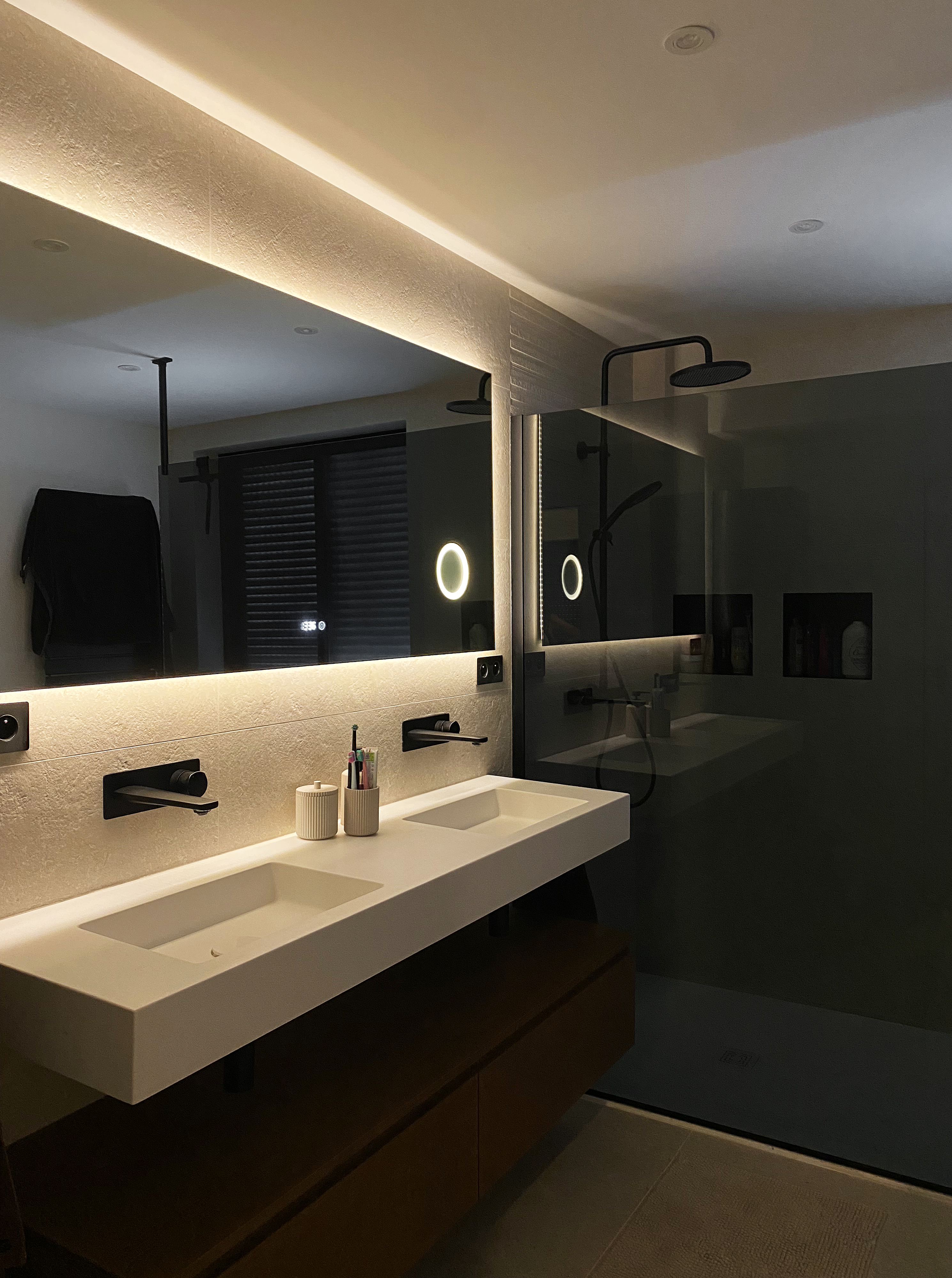 Salle de bain avec carrelage effet pierre calcaire beige, meuble noyer, miroir LED — Projet O&J, architecte d'intérieur Rennes