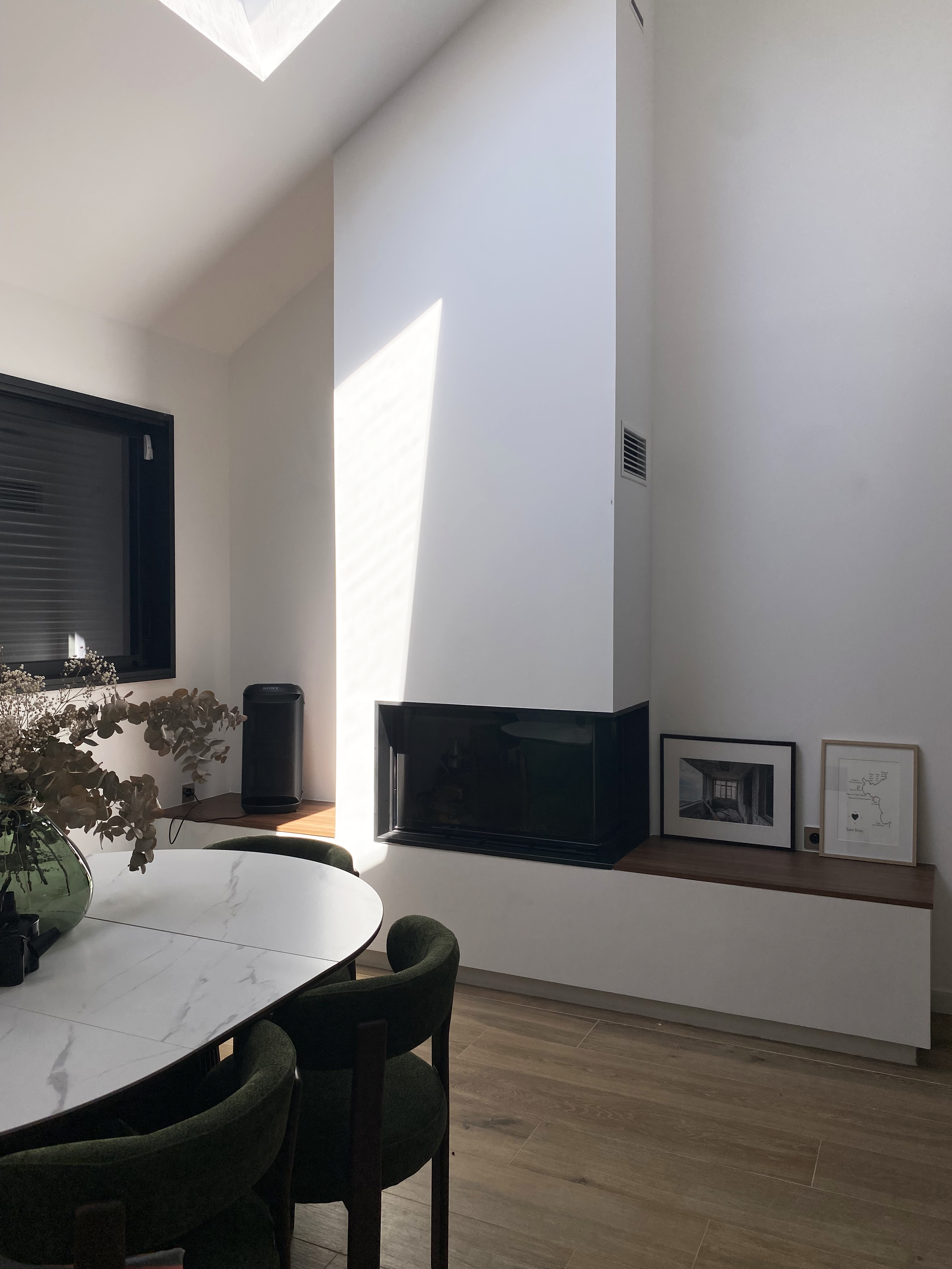 Agencement cheminée, noyer et verre fumé, hauteur sous plafond — Projet O&J