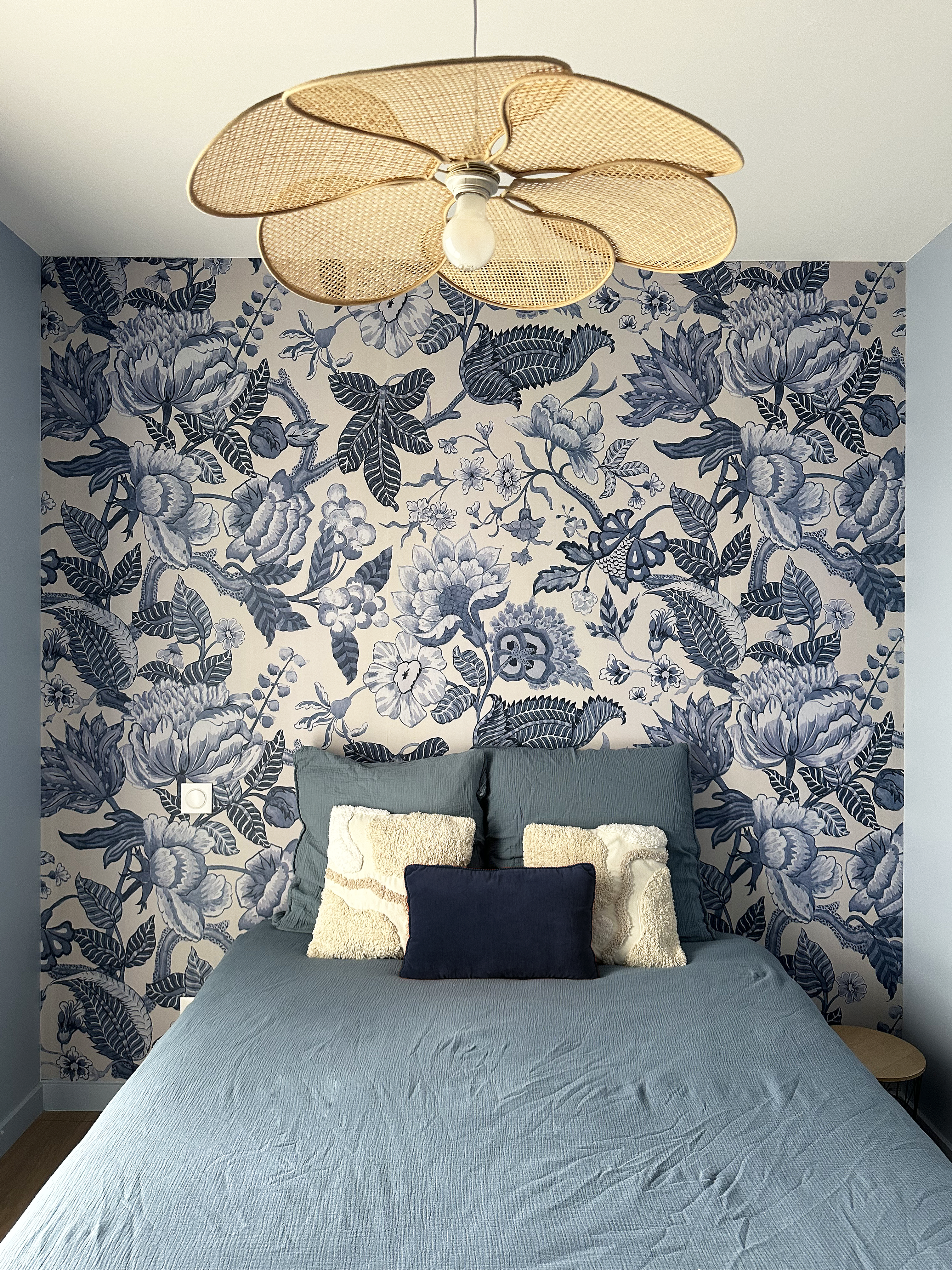 Chambre avec papier peint fleuri, camaïeux de bleus — Projet La Hutte