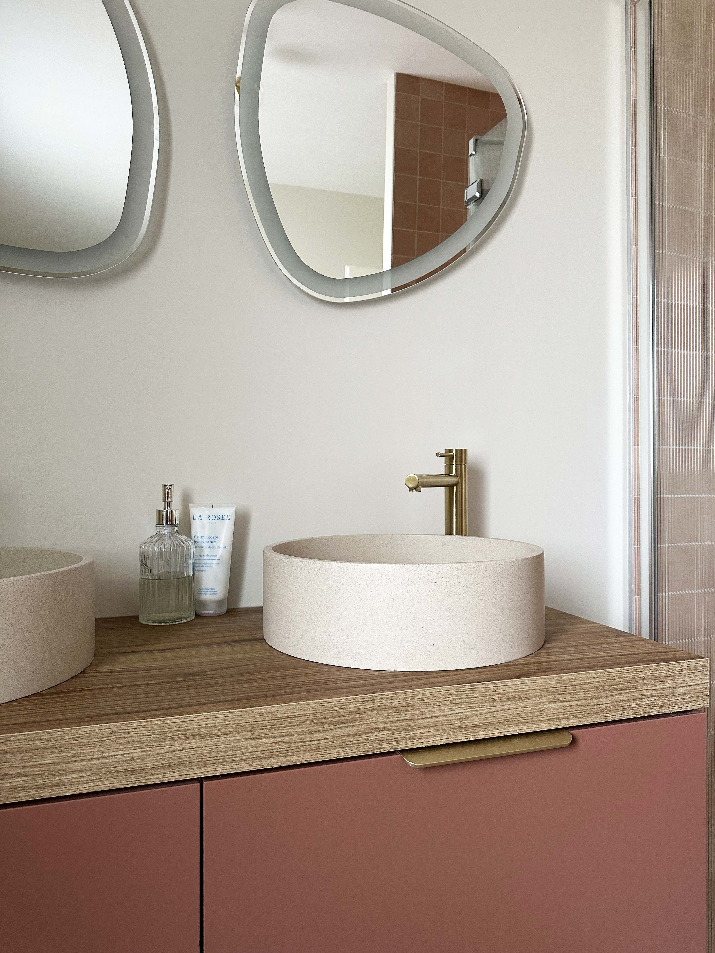 Salle d'eau contemporaine, meuble rose, décoration dorée — Projet La Hutte, Flavie Vincent, architecte d'intérieur Rennes