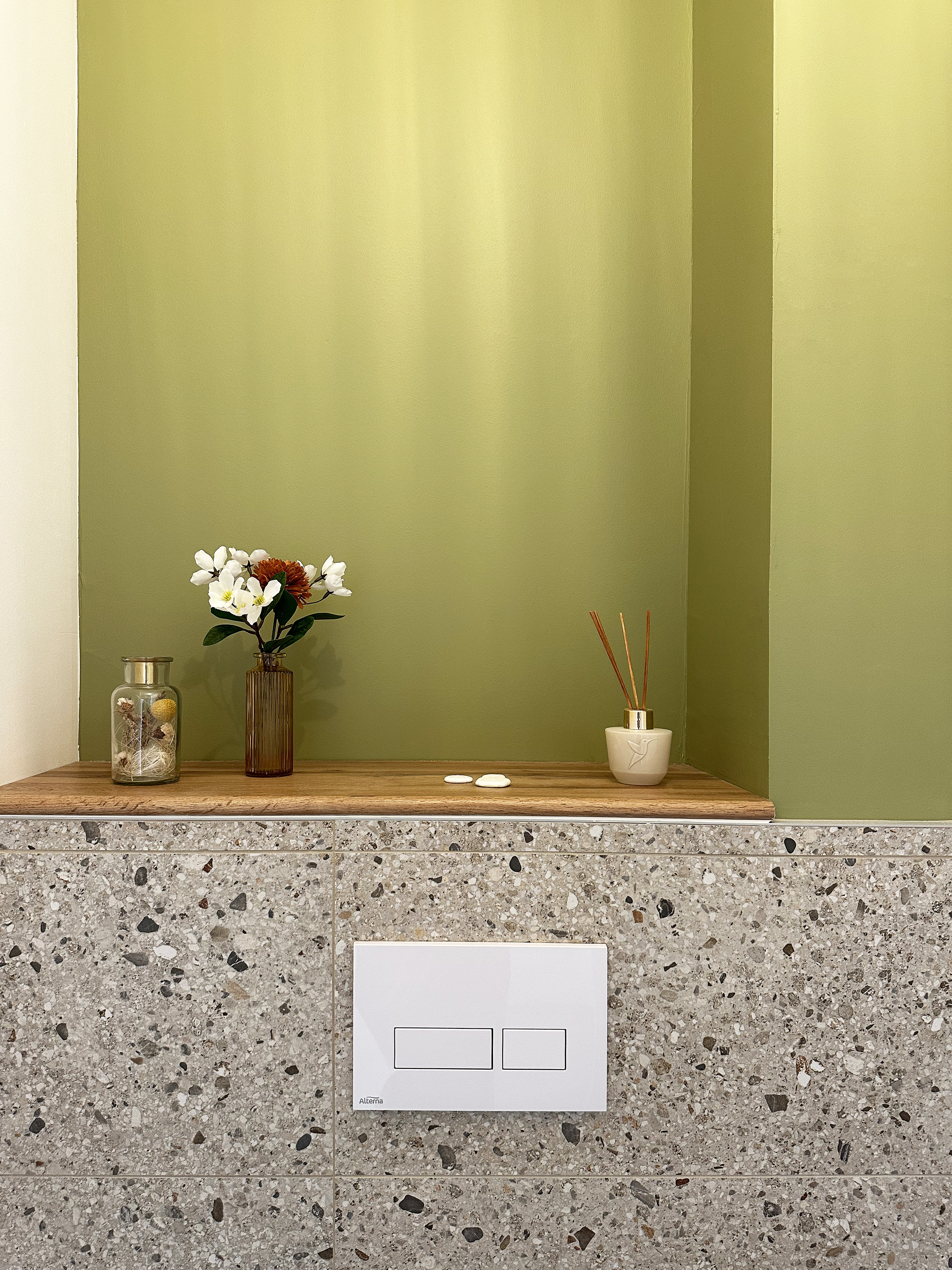 Décoration de wc colorés, vert olive et carrelage terrazzo — Projet La Hutte, architecte d'intérieur Rennes