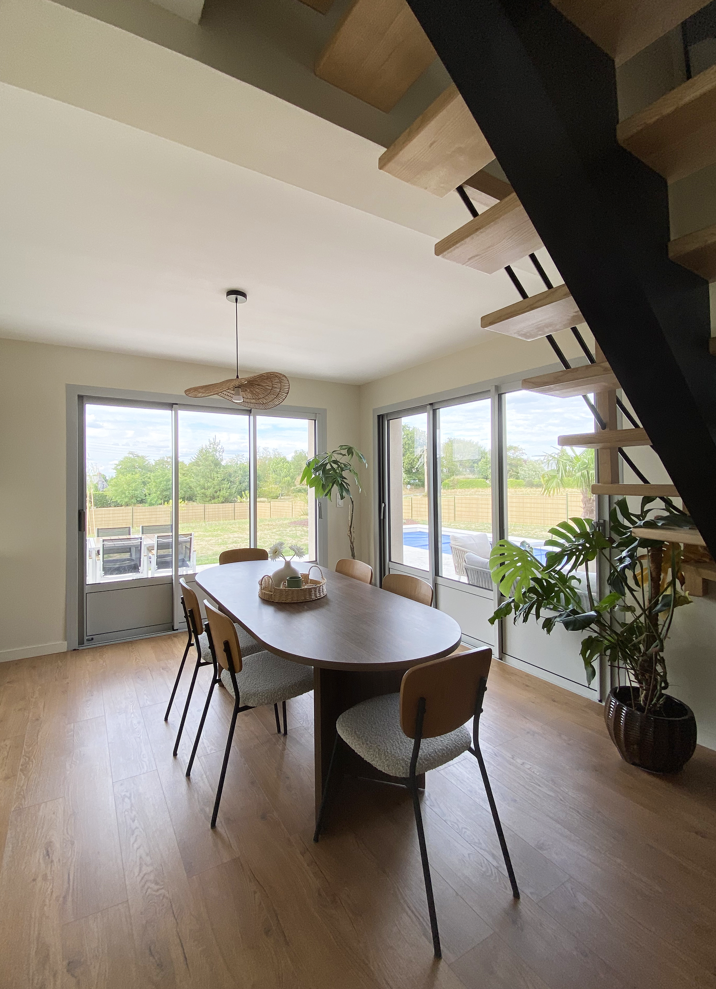 Séjour contemporain, mobilier en bois et tissu beige, décoration bohème — Projet La Hutte, Flavie Vincent