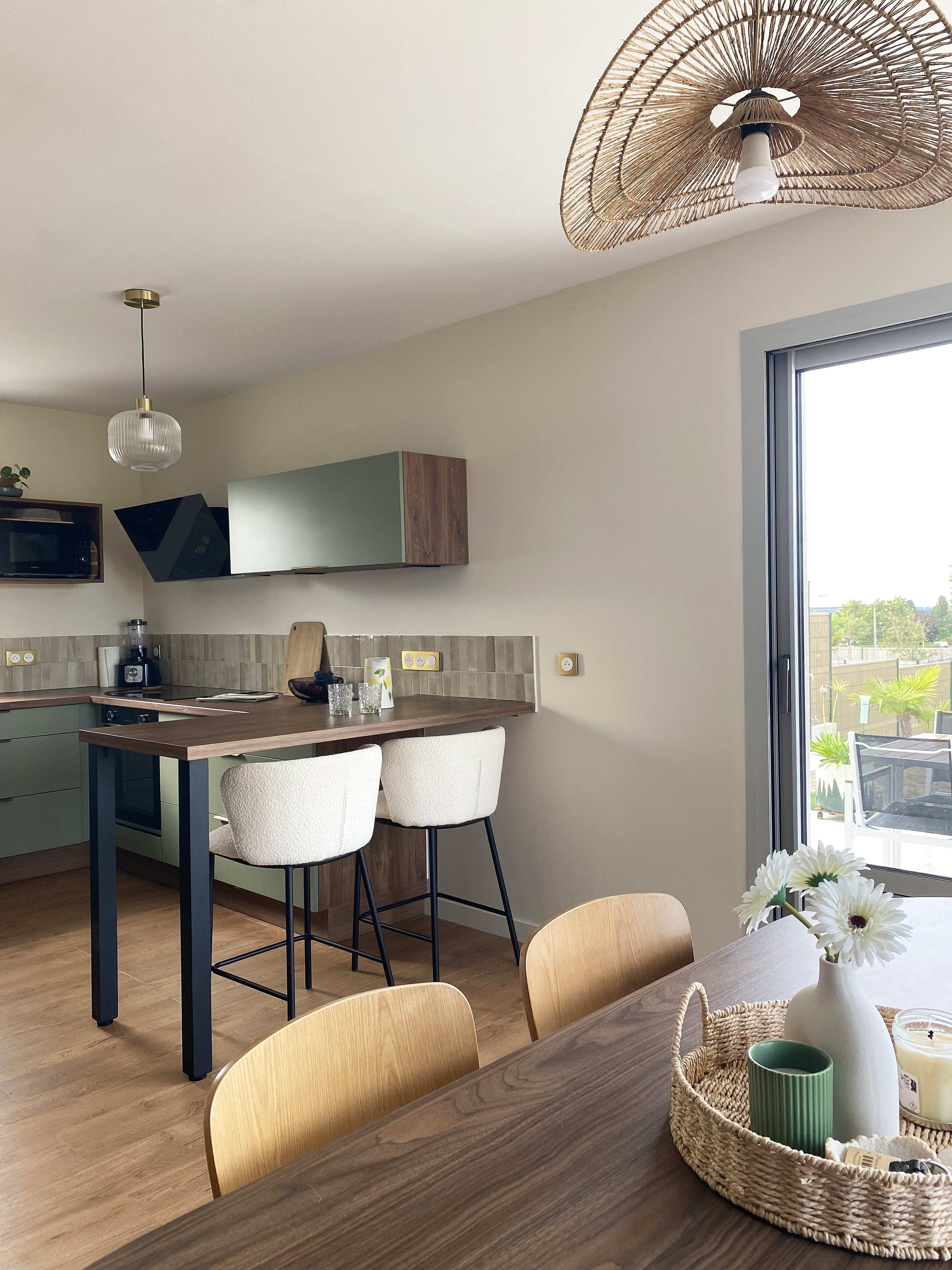 Séjour avec parquet, cuisine vert sauge et bois — Projet La Hutte architecte d'intérieur Rennes