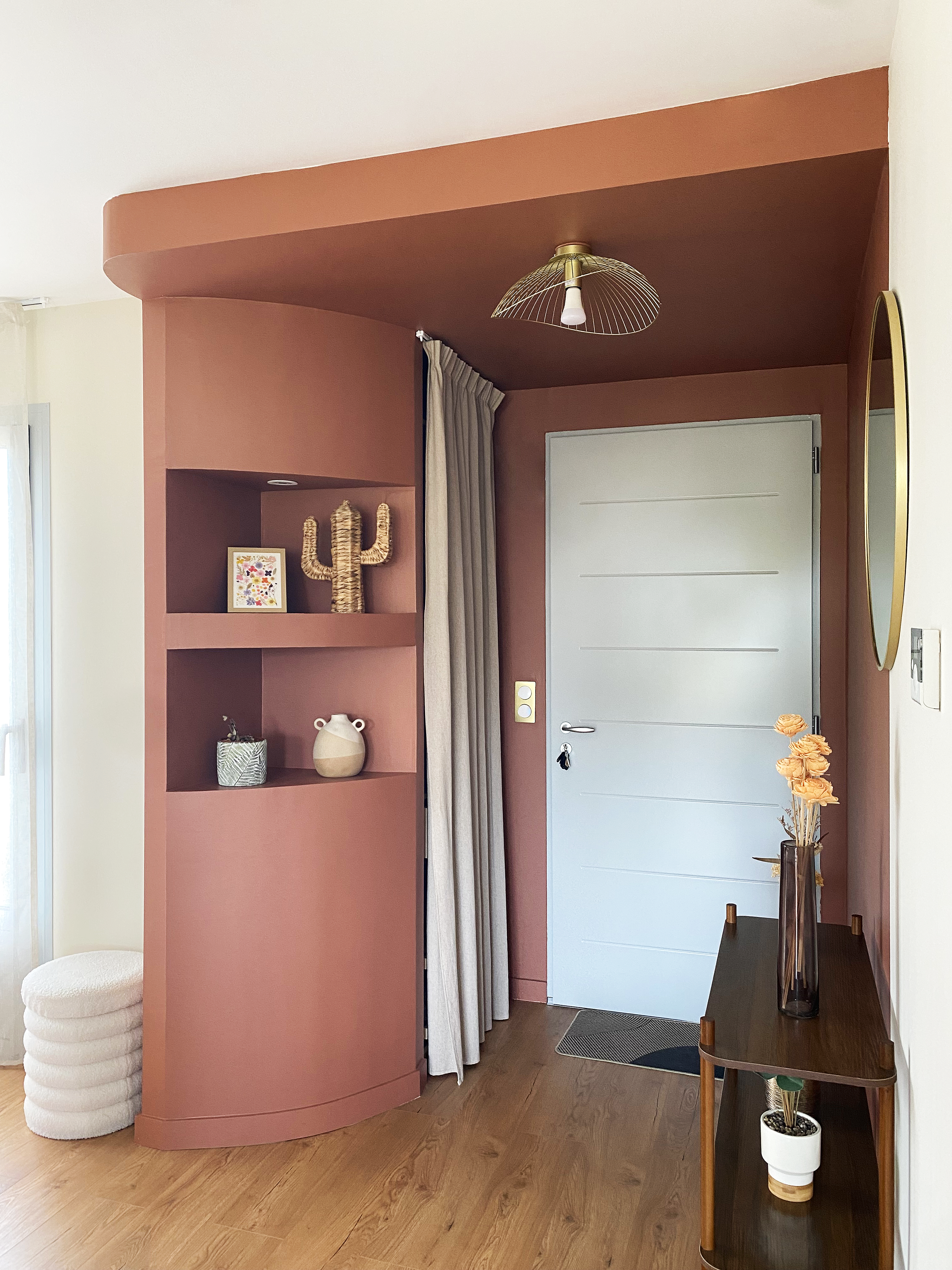 Agencement entrée terracotta avec niches — Projet La Hutte, architecture d'intérieur