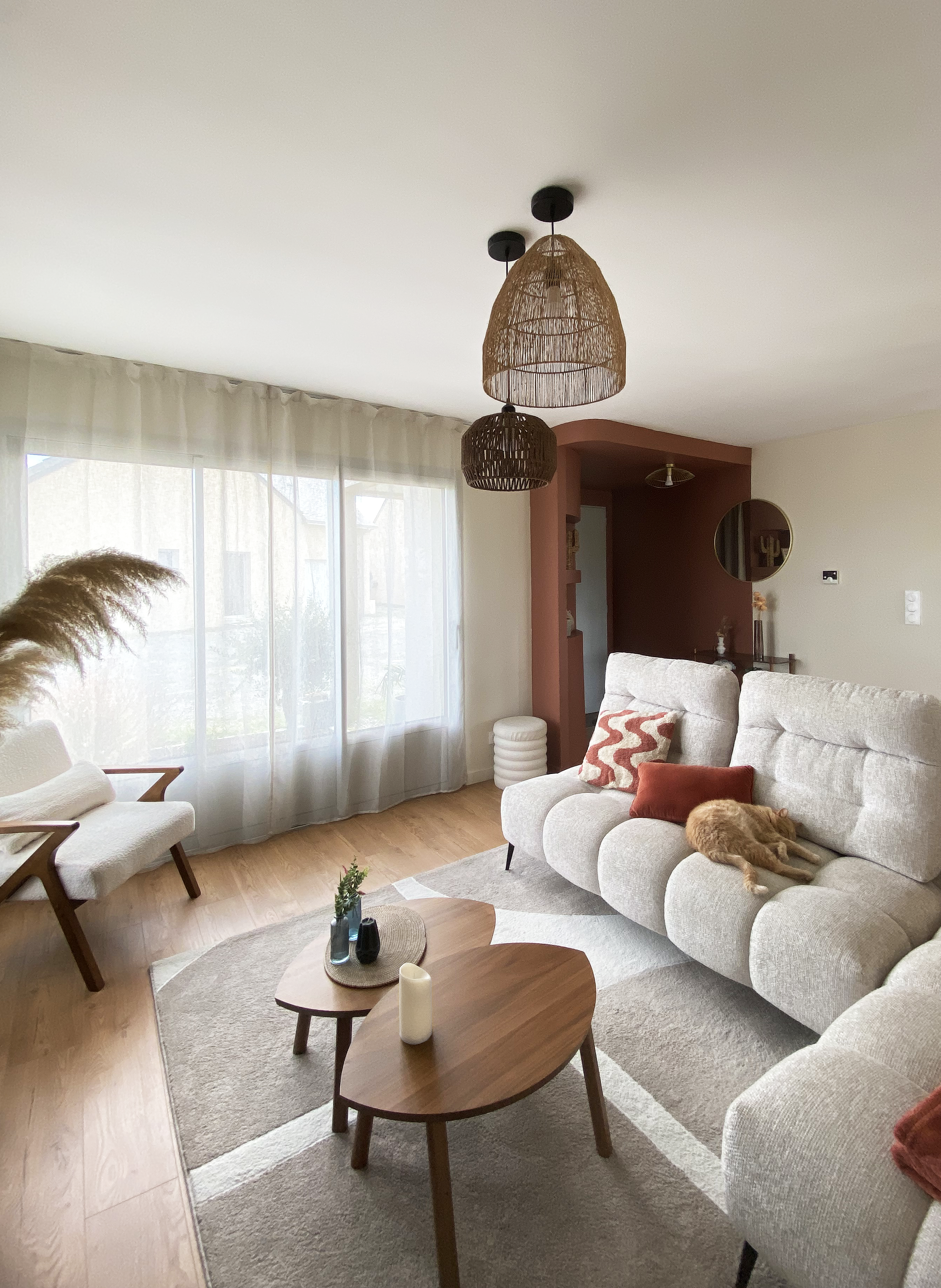 Salon terracotta et beige, mobilier en bois, canapé beige — Projet La Hutte, architecte d'intérieur Rennes